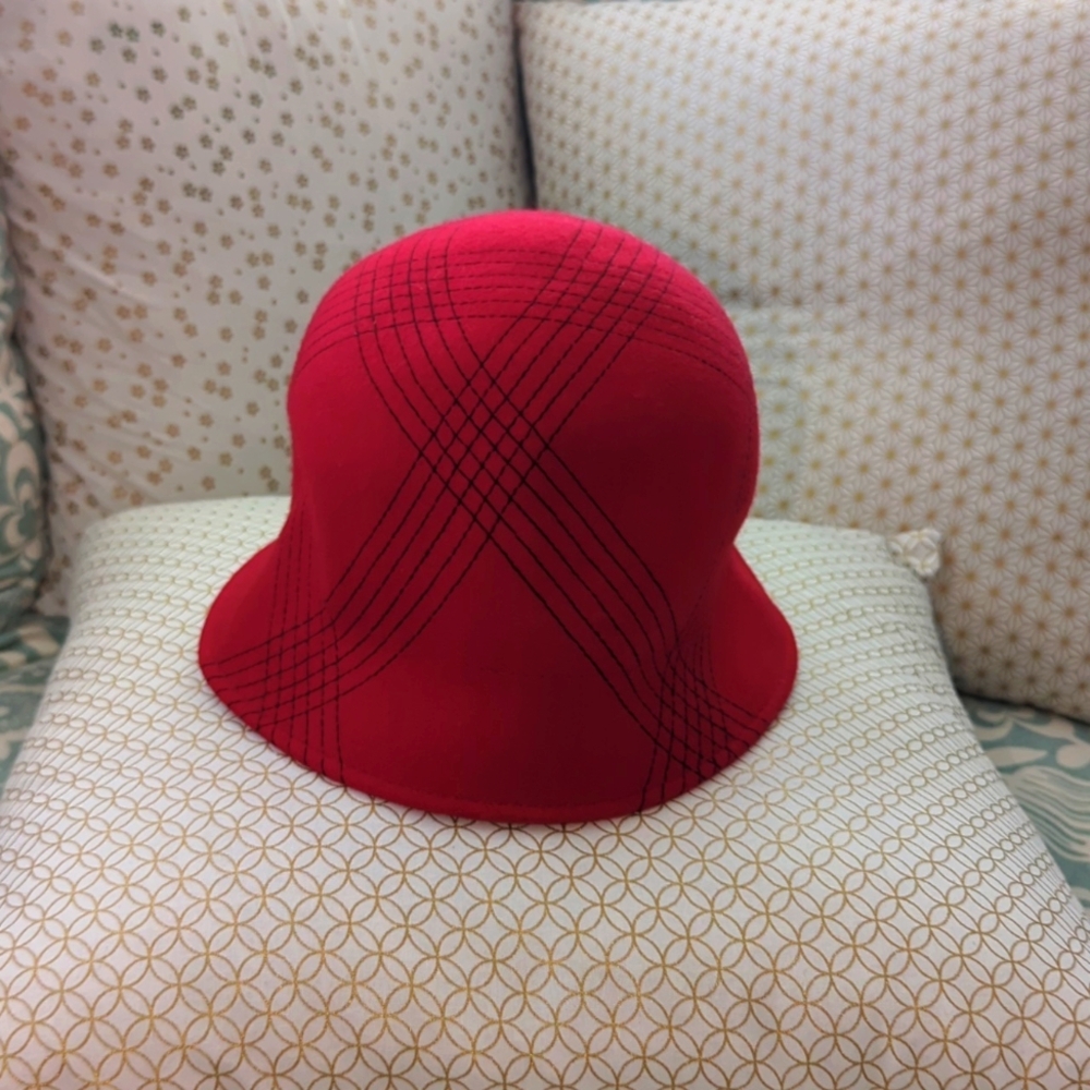 GUC Red wool cloche hat